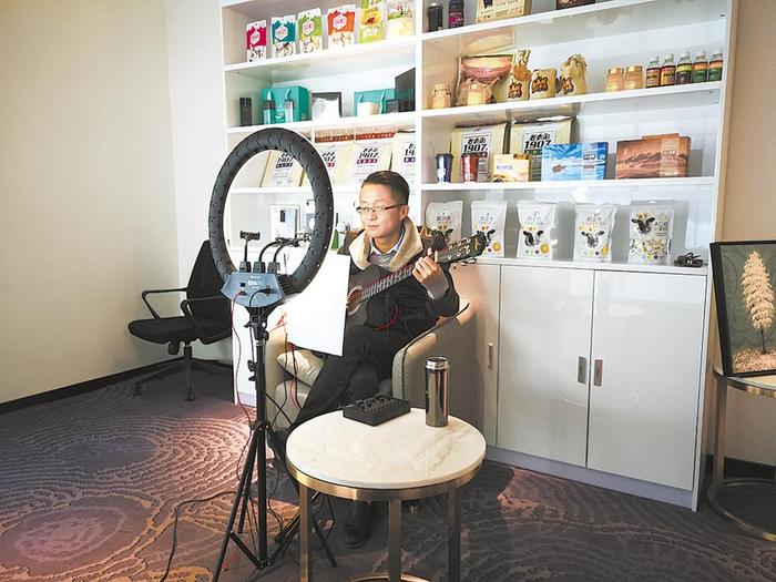 农林牧商品交易平台培育的直播主播正在为观众演唱花儿。（芈峤 摄）