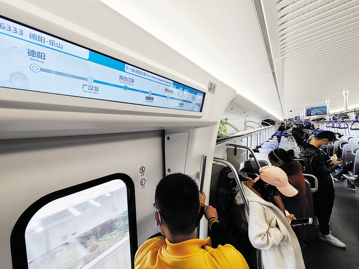 铁路公交化给成都平原城市群群众出行带来便利
