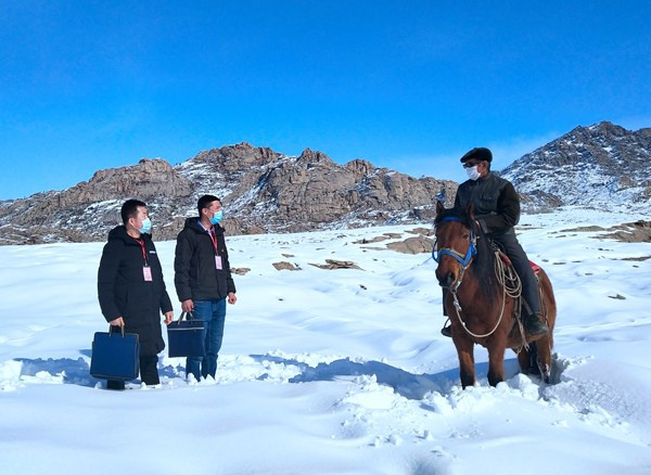 新疆维吾尔自治区哈巴河县纪委监委干部来到地处偏远的萨尔布拉克镇加郎尕什村，走访了解情况。吾木托力•努尔江 摄