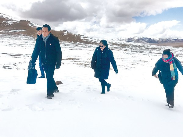 大雪过后，西藏自治区双湖县纪检监察干部前往措折罗玛镇调查核实相关问题线索。李欢 摄