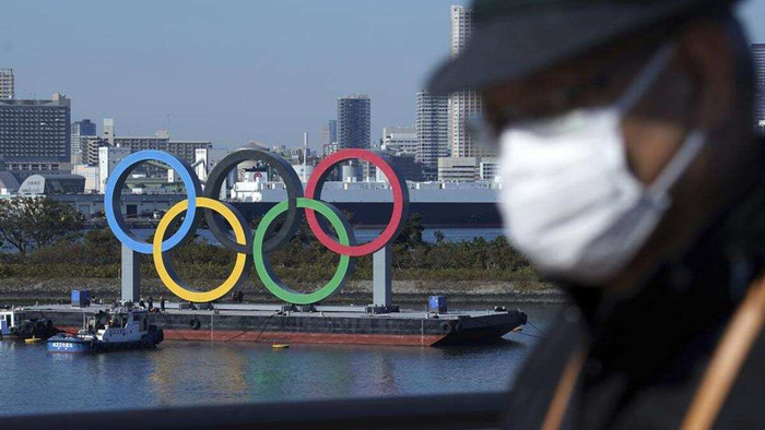 △2020年12月1日，工作人员正在对奥运五环进行维护。（图片来自：美联社）