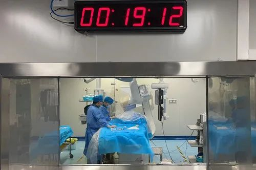 　　１月１日零时１９分，患者在湖南郴州市第一人民医院成功植入５９０元的冠脉支架。（刘振摄）