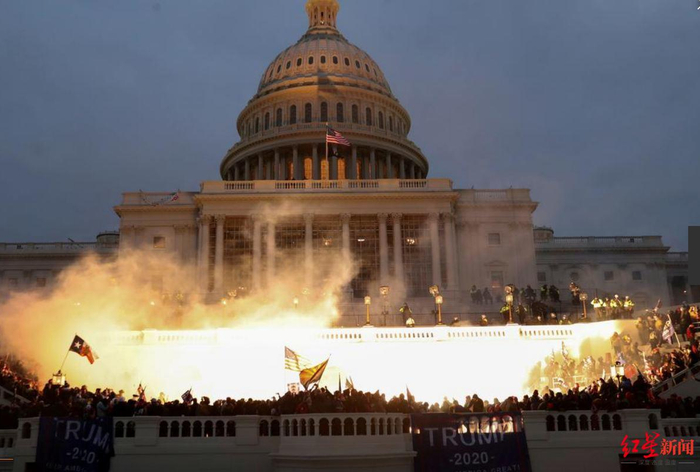 ↑特朗普支持者聚集在国会大厦前，现场发生爆炸&nbsp;图源：路透社