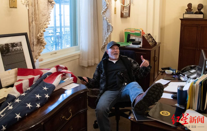 ↑示威者冲进美众议院议长佩洛西办公室 坐椅子上摆拍&nbsp;图源：美联社