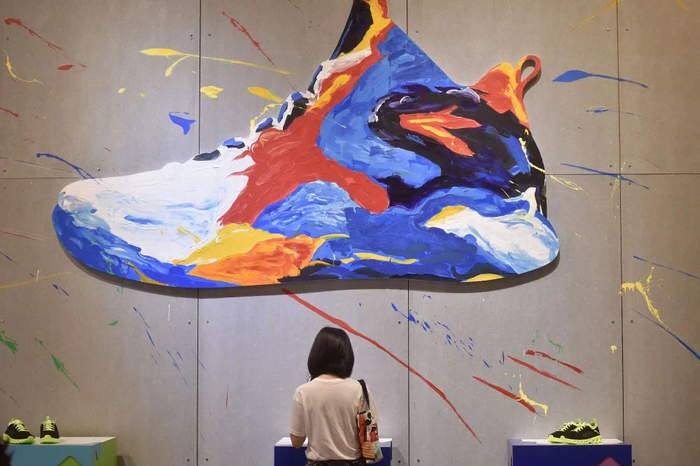 　　客商在中国（晋江）国际鞋业暨国际体育产业博览会上了解安踏运动鞋。新华社记者 宋为伟 摄