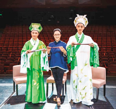 “芥子学堂”授课嘉宾茅威涛（中）　　百越文创供图