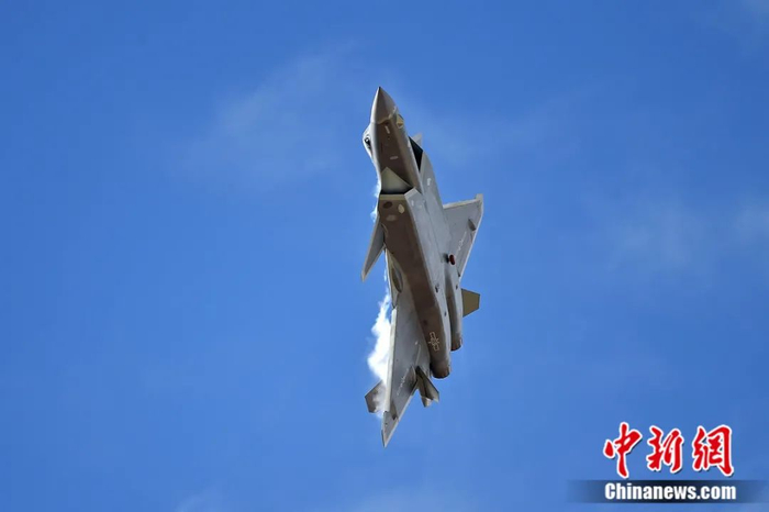 翱翔蓝天的歼20飞机。朱鹏 摄