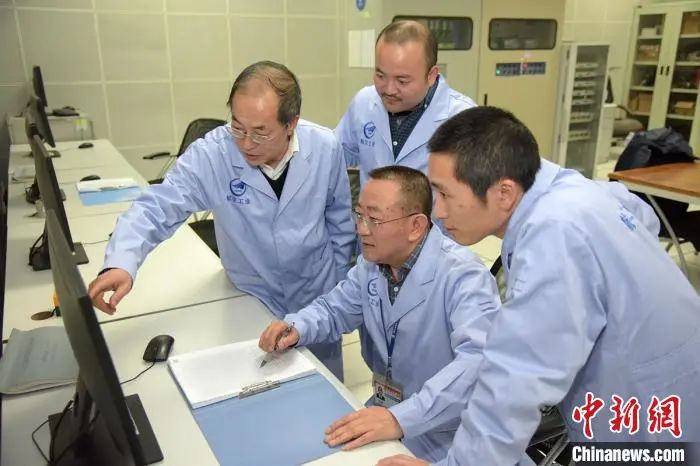 飞机舱盖试验现场。朱鹏 摄