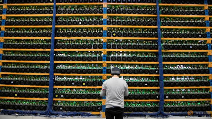 △加拿大魁北克省的一家比特币挖掘工厂，工人正在检查仪器。（图片来源：路透社）