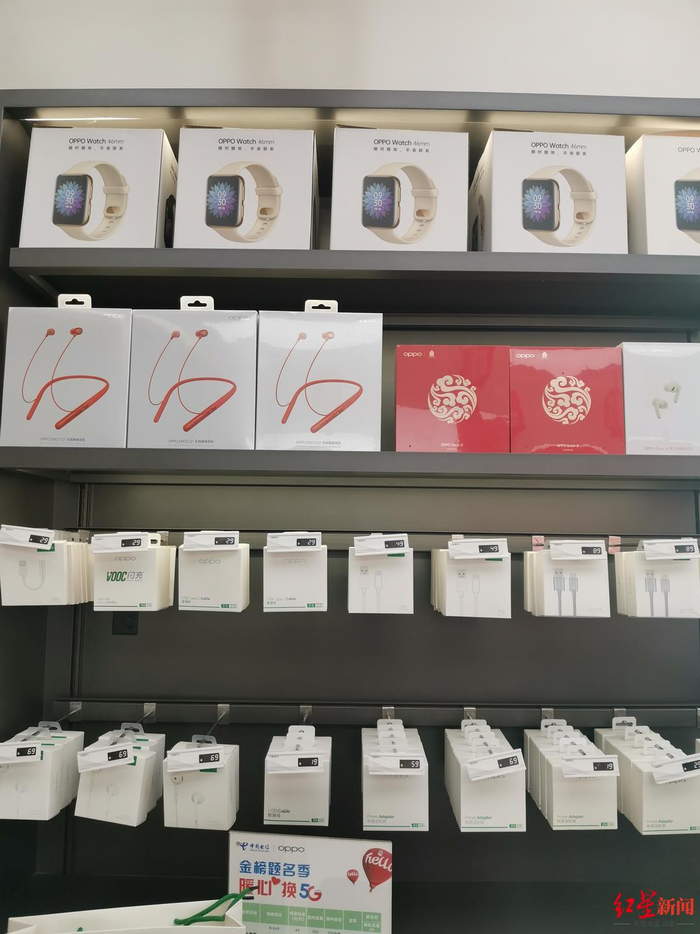 店内除了手机还销售相关配件和手表产品