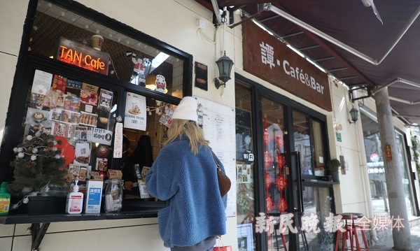 图说：谭咖啡被称为社区型咖啡馆  新民晚报记者 孔明哲（下同）
