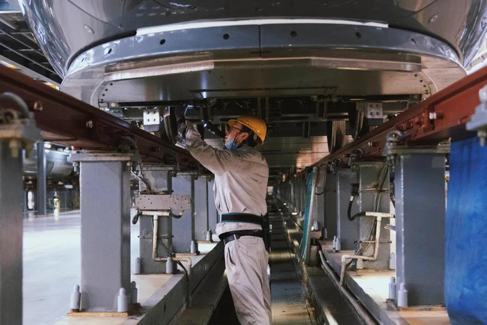 △车体采用结构隔声和减振设计，能够有效降低列车行驶时的车内噪声和外部噪声。