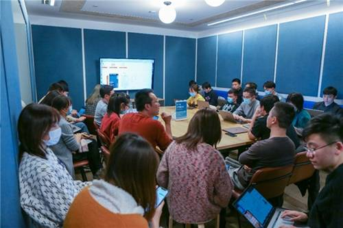 作业帮产品研发团队讨论场景