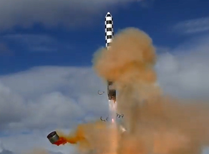 俄罗斯试射“萨尔马特”洲际导弹，为了应对美国反导系统，俄近年来加强了核力量的更新换代。