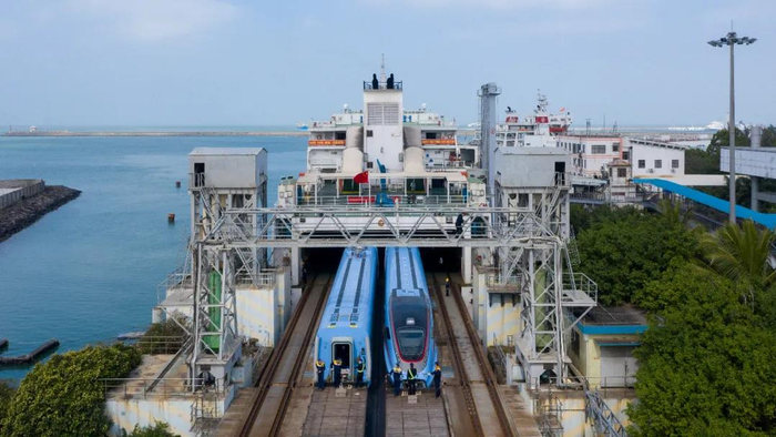 △CR300AF型复兴号动车组“上线”海南岛 图片来源：海南广播电视总台公众号