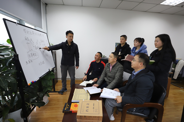 图为成都市锦江区纪委监委审查调查人员讨论胡晓东、唐峥案案情。 封金剑 摄