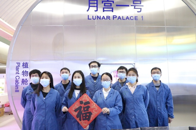 北京航空航天大学“月宫项目”留校学生向同学送新春祝福。 中国教育报-中国教育新闻网记者 单艺伟 摄
