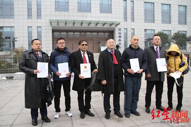 ▲2020年1月13日，宣告无罪的王广超（左二）、张志超（右三）与律师团队走出法院