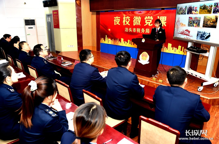 　泊头青年干部夜校开起“微党课”。 温越 摄