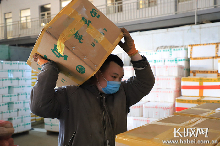 邢州农产品批发市场内，菜农正在卸货。 通讯员 赵哲 摄