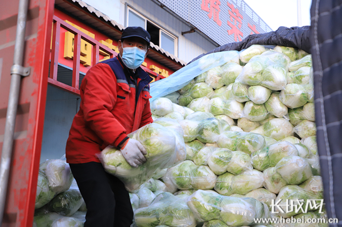 邢州农产品批发市场内，菜农正在卸货。通讯员 赵哲 摄