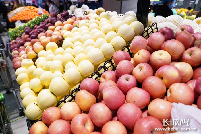 家乐园超市天一广场店陈列的水果。记者 郭硕 摄