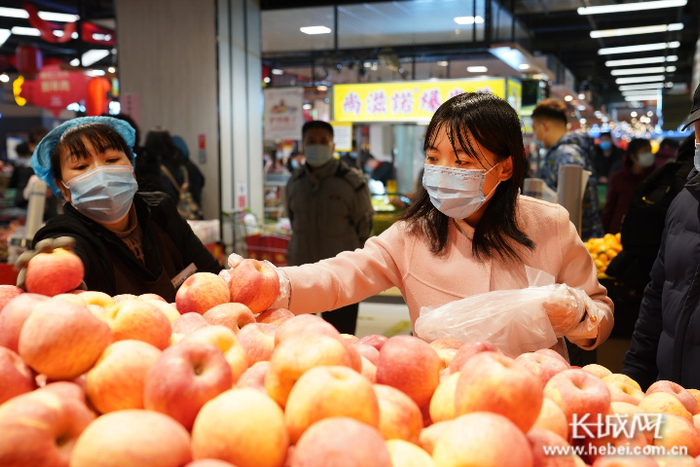 市民在家乐园超市天一广场店采购水果。记者 郭硕 摄