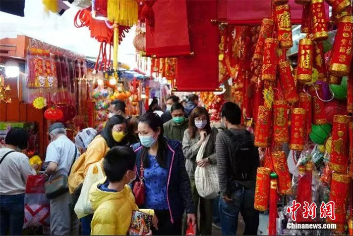 资料图：2月5日，新春佳节临近，香港深水埗福荣街一派喜庆气氛，挥春、灯笼、窗花、挂饰等新春装饰用品琳琅满目。为迎接农历辛丑牛年的到来，应景的“贺岁金牛”成为抢手年货。中新社记者 张炜 摄