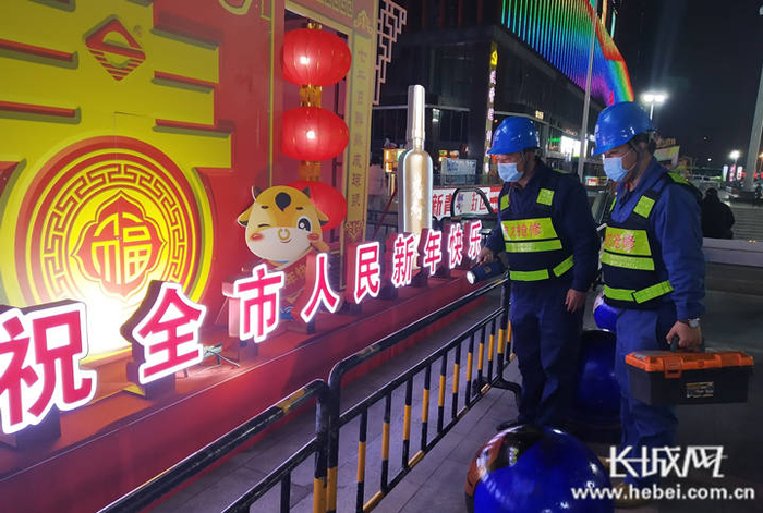 赵庆祥与同事在检查商场春节期间布置的灯光夜景。 赵亮 供图