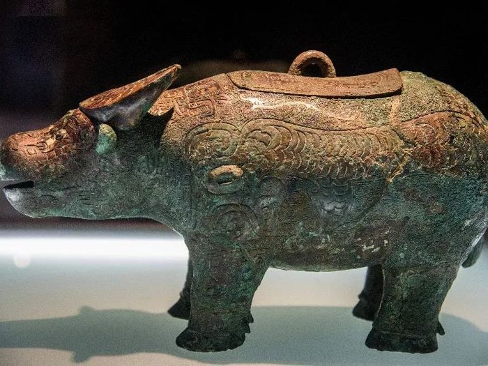 亚长牛尊（殷墟博物馆供图）