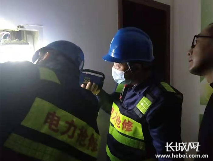 赵庆祥与同事在李先生家检查配电箱。 赵亮 供图