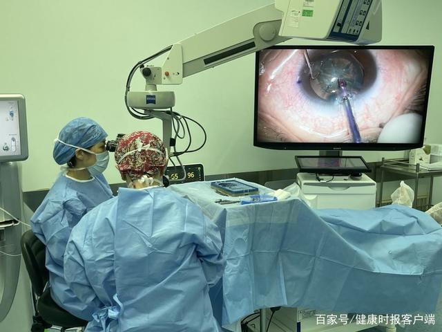 主刀医生、浙江大学医学院附属第二医院眼科中心副主任徐雯为胡兵进行三焦点人工晶状体手术。受访者供图