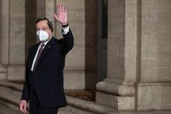 意大利新任总理马利奥-德拉吉携内阁成员宣誓就职