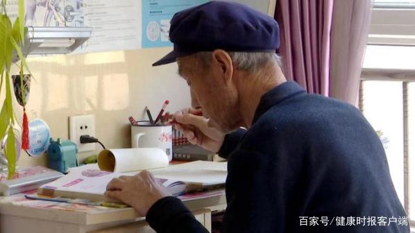 王振国正在认真写作业。受访者供图