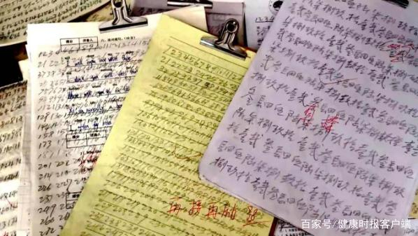 王振国交给儿媳张海梅一大摞作业。受访者供图