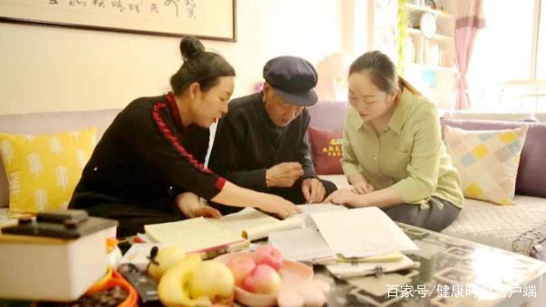 儿媳张海梅和孙女王倩正在给王振国布置作业。 受访者供图