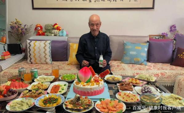 除夕当天，王振国提前迎来了自己的八十大寿。受访者供图