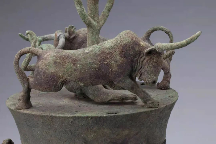 贮贝器上牛搏斗的特写。云南省博物馆供图