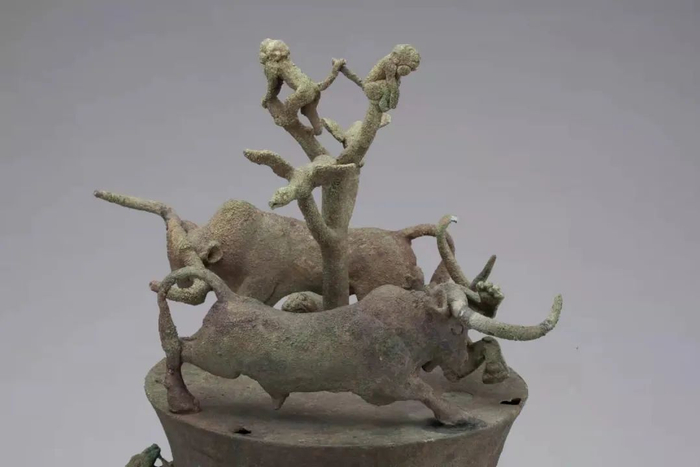 贮贝器器盖上的牛虎搏斗场面。云南省博物馆供图