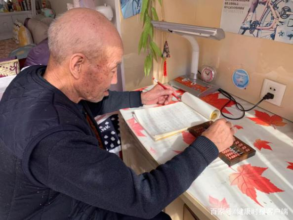 正在用算盘计算账目的王振国。受访者供图