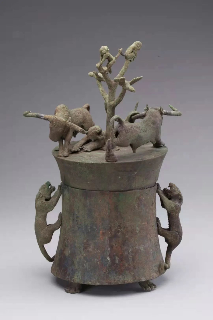 动物搏斗场面铜贮贝器。云南省博物馆供图