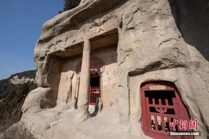 2月12日，山西省太原市天龙山石窟第8窟（左）正在封闭保护中。中新社记者 韦亮 摄