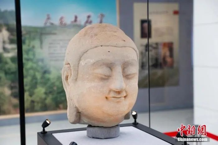 　　2月12日，“咸同斯福——天龙山石窟国宝回归暨数字复原特展”在北京鲁迅博物馆开展。图为天龙山石窟第8窟北壁主尊佛首（隋代）。中新社记者 杜洋 摄