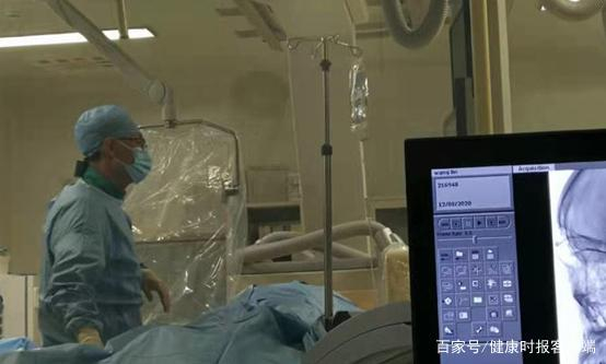 医生正在为患者进行手术 。受访者供图