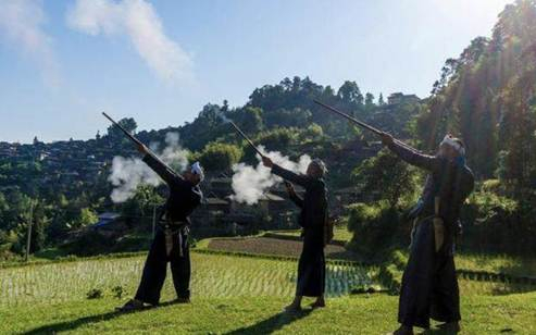 岜沙苗寨也被称为“中国最后的枪手部落”