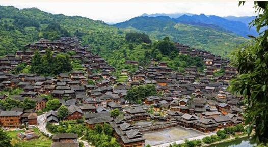 绿荫环绕的岜沙苗寨