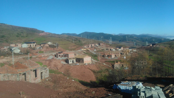    　　（正在修建中的新居 受访者供图）