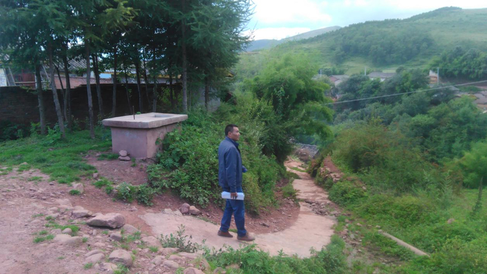    　　（马天在村里的乡间地头 受访者供图）