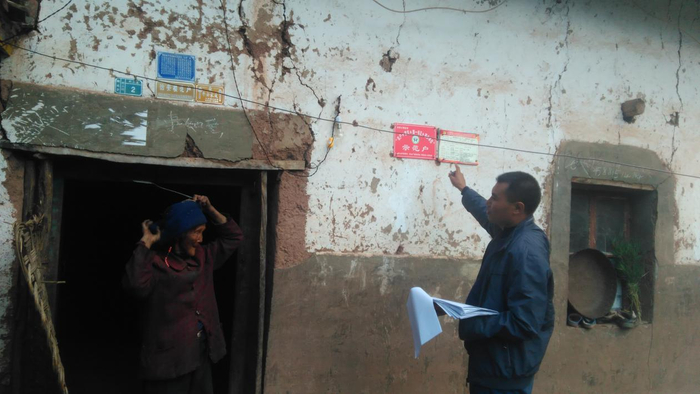    　　（马天在村民家摸排调查 受访者供图）