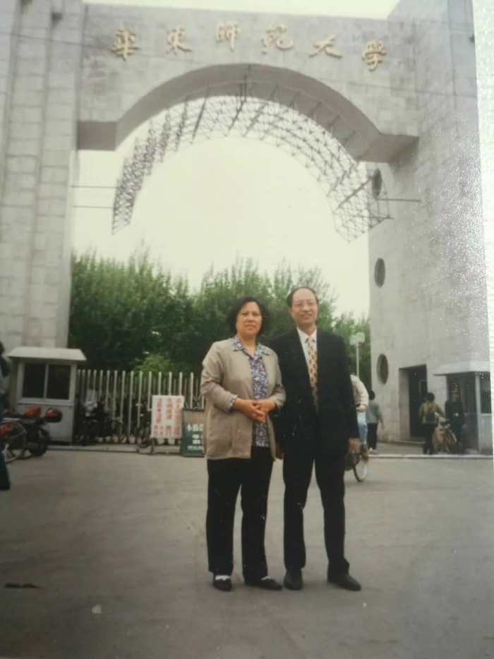 胡秉之和夫人回母校（2005年摄）